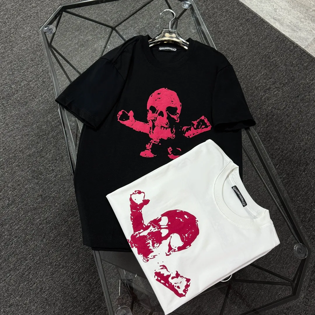 P170 Chrome Hearts Chrome Hearts 25 high version. The fabric is made of 300 grams of high-density pure cotton. It does not deform or shrink. It has three labels. It is the same style for men and women. Technology: suede foam printing. Color: white, black. SIZE: S-XL.
